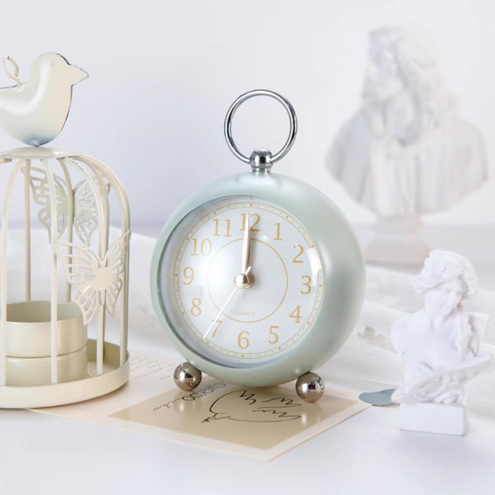 1pc Simple Metal Quartz Alarm Clock, Nightstand Luminous Mute Clock, Suitable for Home, Office Decoration