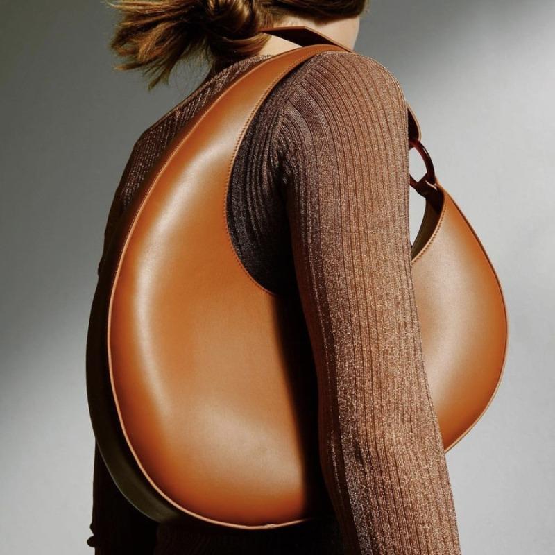 Neues Nischendesign Halbmond-Buchstabentasche exquisite ovale Schulter-Achseltasche Retro schräg zu tragen Damentasche leichter Luxus