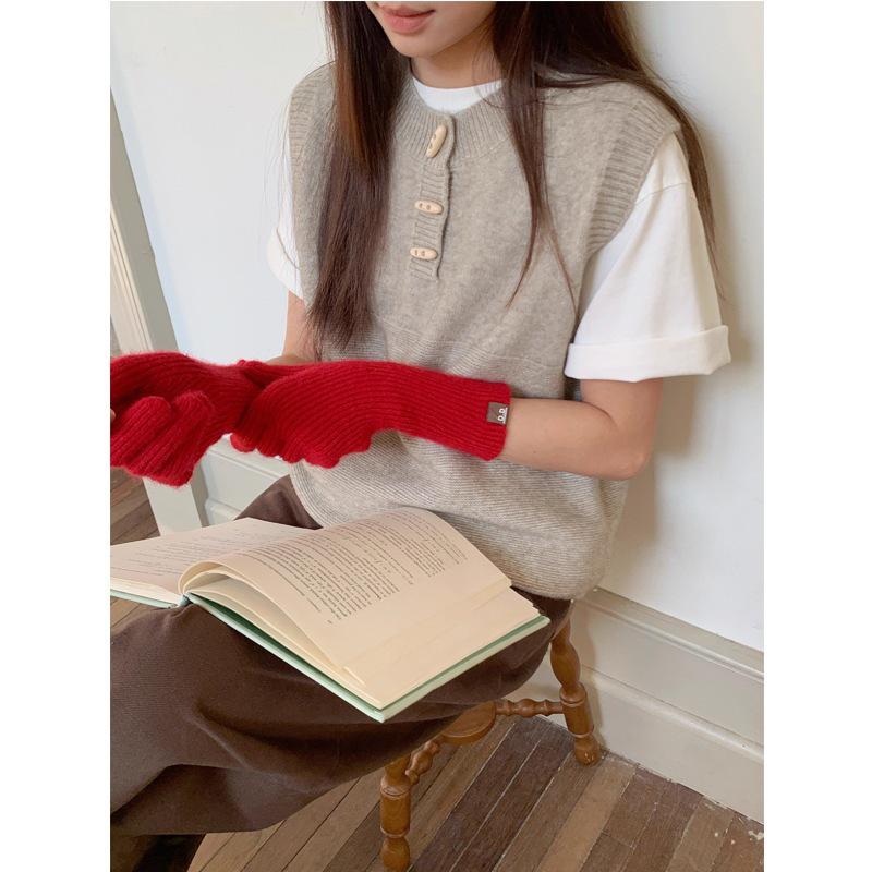 Korean Sweet Round Neck Knit Wool Vest with Horn Buttons for Women - 2026 Autumn/Winter Collection