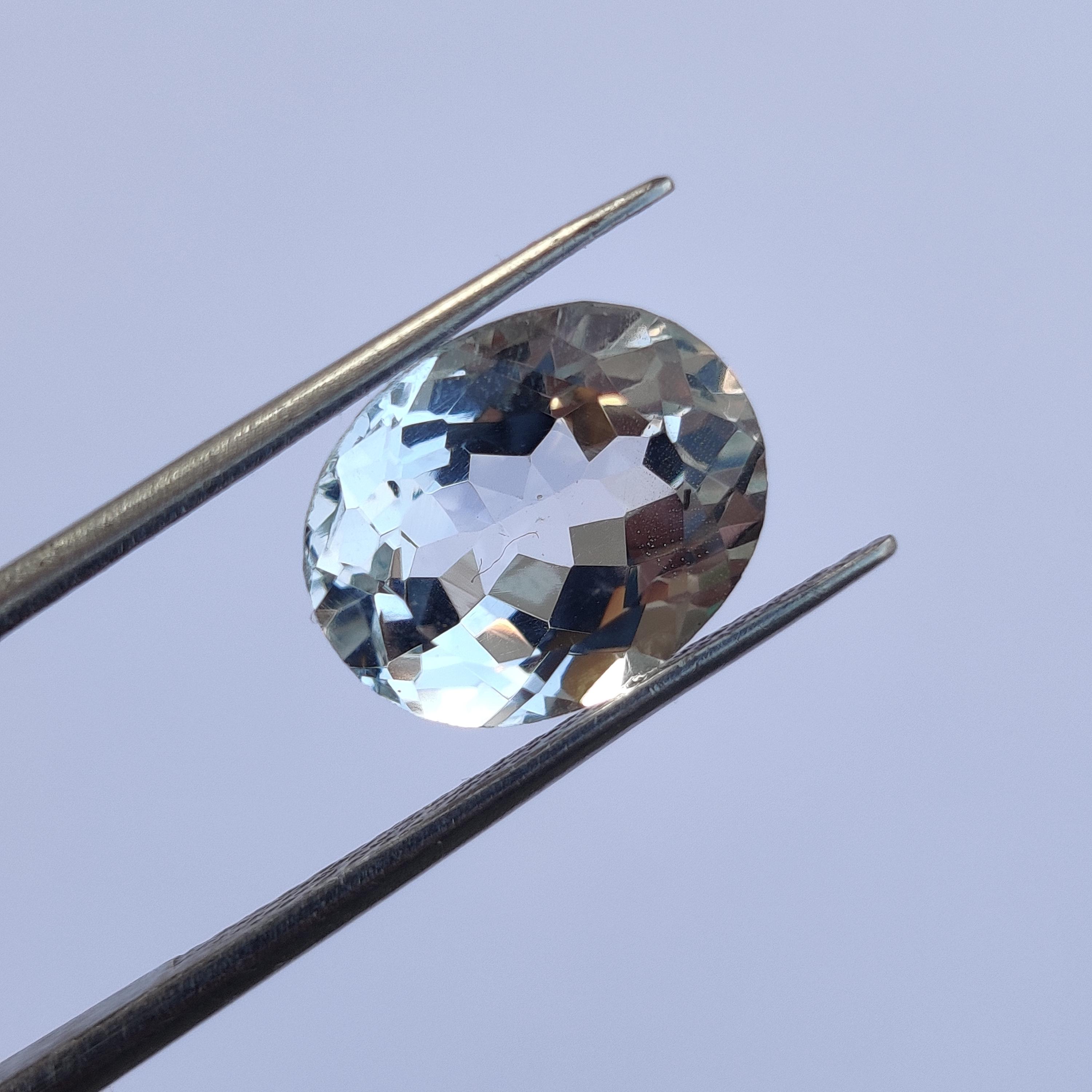 Натуральный кристалл овальной огранки, 5 карат, размер 11x9x6 мм. 5 Carat, 11x9x6 MM
