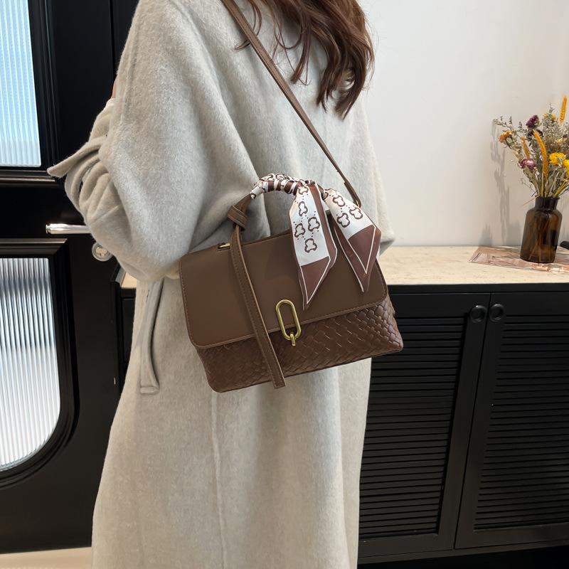 

Премиальная ретро маленькая сумка 2025 новая женская сумка популярная популярная универсальная сумка-мессенджер модная портативная маленькая квадратная сумка 23*9*16.5 коричневый