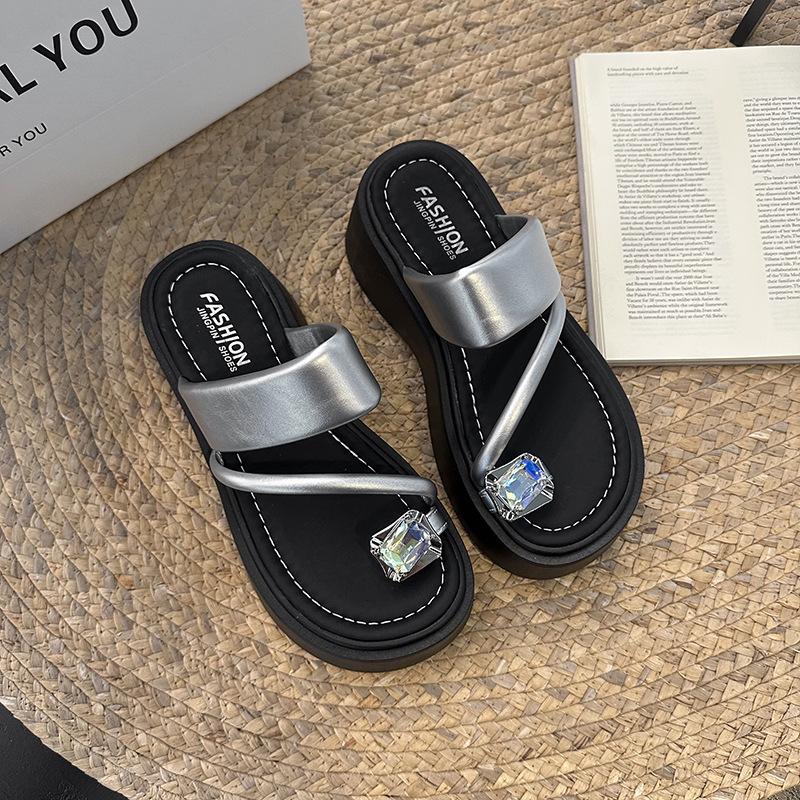 Small Man Height-increasing Platform Beach Shoes Women's Summer Wear 2025 New High-end Rhinestone Cover Toe Slippers