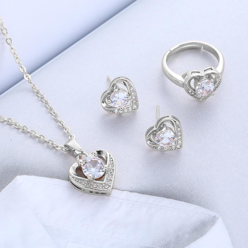 Europäischer und Amerikanischer Stil Vergoldetes Pfirsichherz Schmuckset: Kupfer-Mikro-Inlay Zirkon Ohrringe, Halskette und Ring.