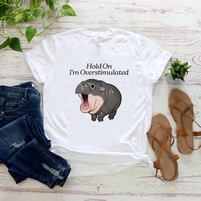 Moo Deng T Shirts Hold On I'm Overstimulated Shirt Hippo Moo Deng T-shirts Women Short Sleeve Tshirt Hippo Lover Tee Vintage Top