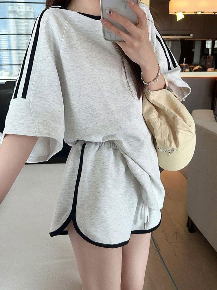 Damen Koreanischer Stil Schlankmachende Sportbekleidung: Rundhalsausschnitt, Kurze Ärmel, Lockere Passform, Sommerliches Freizeit-Zweiteiler-Set mit Shorts