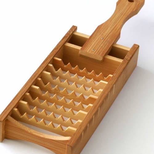 [Made In Japan] Made with Carbonized Processing for Insect and Mold Resistance! This Flat-grated Daikon Radish Grater Offers a Firm Grip. It's Also Pa