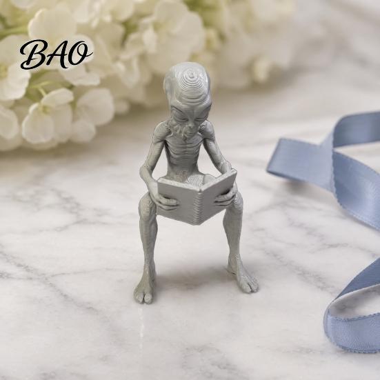 Fine 3D Printing Art Printed Reading Alien Ornament, Creative Sitting Statue Sculpture, Resin Collectible Figures Desktop Office Study Sculpture