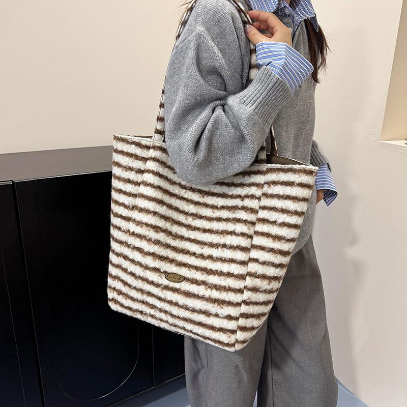 New Autumn Winter Fluffy Tote Crossbody Bag Fashi Plaid Textured Casual Shoulder Bag Large Capacity Casual Simple Storage Bag