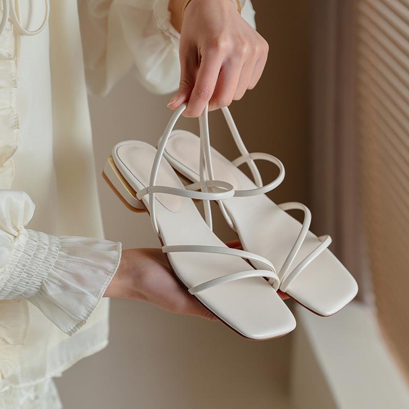 2025 Sommer neue einfache Sandalen mit eckiger Spitze und dünnen Riemen, Damen flache Sohle Ein-Wort mit offener Zehe Römerschuhe Damen