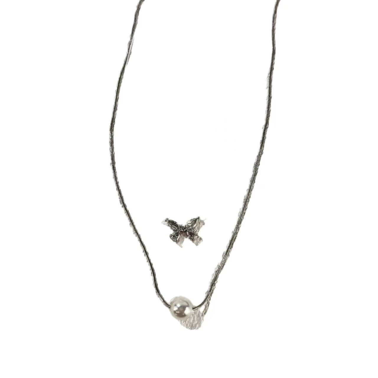 

Double-layer butterfly pearl necklace, light luxury, niche design sense, high-end fairy year, new collarbone chain, neck chain.