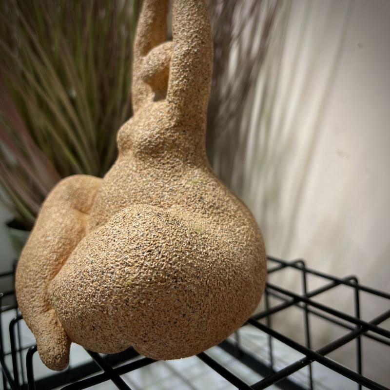 1 Stück Rote Sandstein Frau Statue - Klassische Harzskulptur mit eleganter Pose, Ideal für Wohnzimmer-, Schlafzimmer- oder Flurdekoration