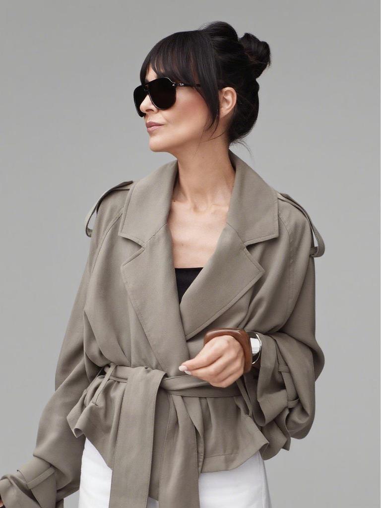 Elegante dames trenchcoat met strikceintuur en reverskraag voor herfst 2025