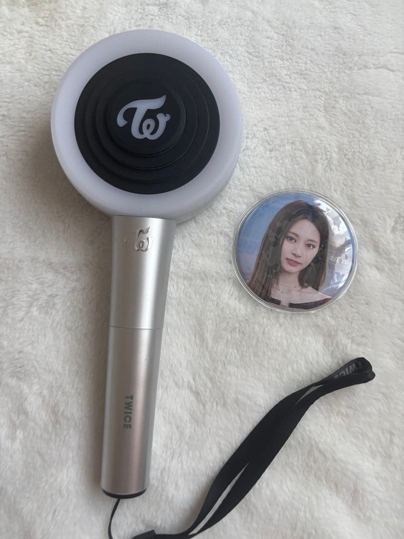 

[USED] TWICE Silver Light Stick
