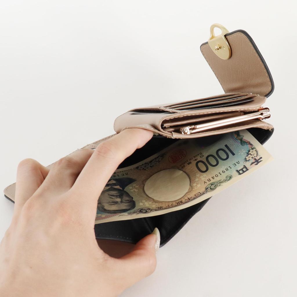 Hiroko Koshino Femme Dames Dubbelgevouwen Portemonnee met Drukknoopsluiting en Broche, Compact, Beige