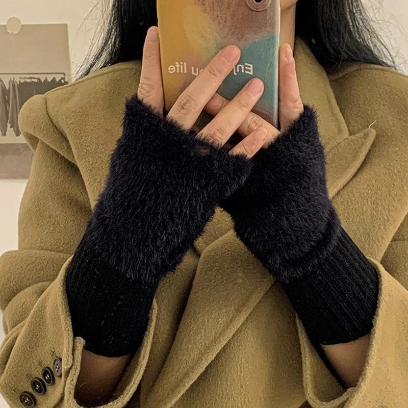 

Осень/Зима! Перчатки из искусственного меха норки с полупальцами. Они теплые, универсальные и имеют очаровательный стиль, подходящий для офисных помещений. чёрный