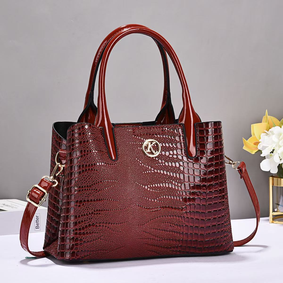 New Crocodile Fashion Handbag High Level Appearance Level Bright Leather Big Capacity Shoulder Bag with Tote Crossbody Bag .