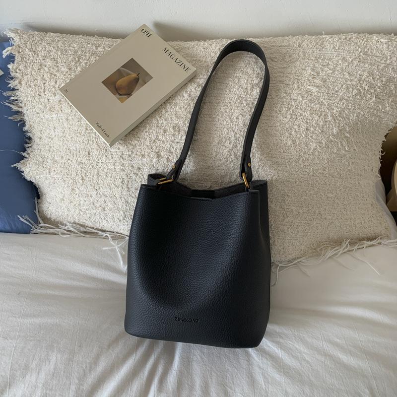 

Bucket bag new retro soft surface small bag shoulder underarm bag commuter messenger bag fashionable and simple 2025 popular