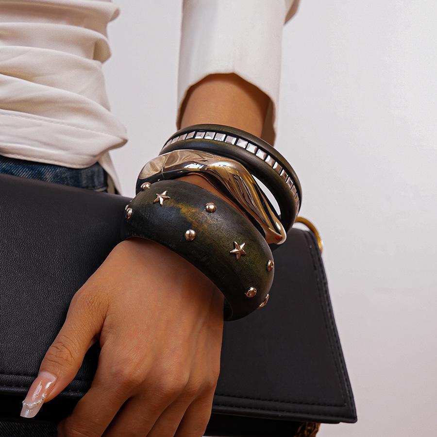 European & American Geometric Rivet Star Bracelet: Luxurious, Fashionable, Versatile, and Exaggerated Jewelry for Women.