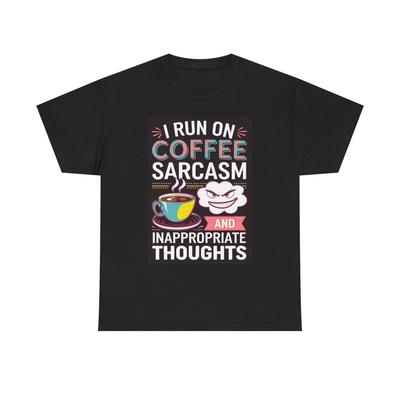 Corro con Caffè e Sarcasmo Maglietta Grafica Divertente Unisex Cotone Pesante