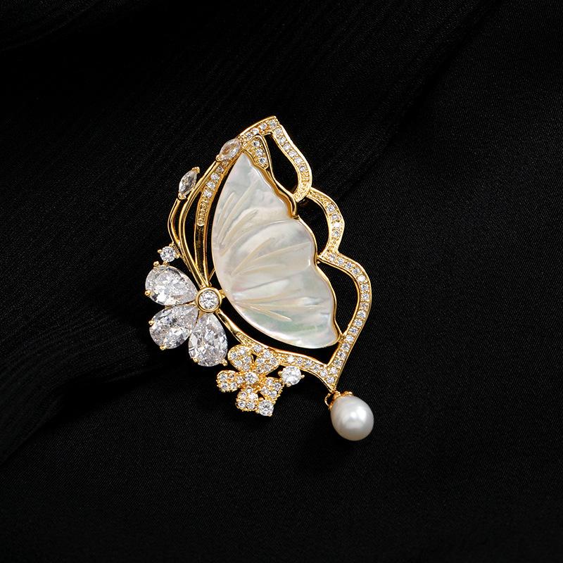 Premium Temperament Elegant Butterfly Brooch Female Natural Mother Shell Pearl High-end Corsage Pin Coat Jacket Accessories