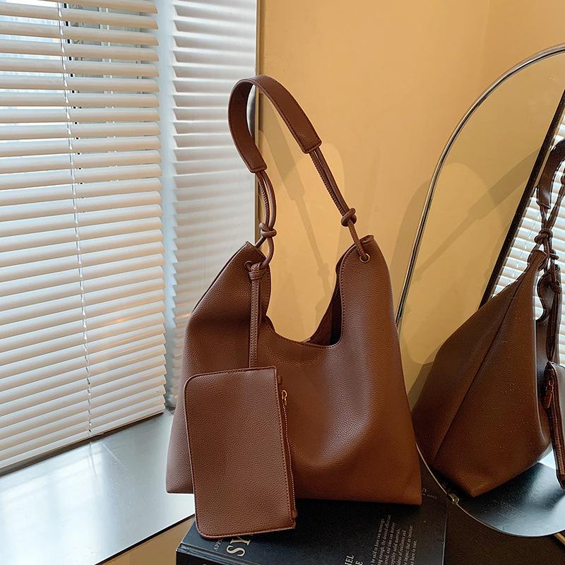 Retro Tote Bag Women's New Autumn and Winter Popular Large-capacity Shoulder Bag Niche Design Commuter Bag