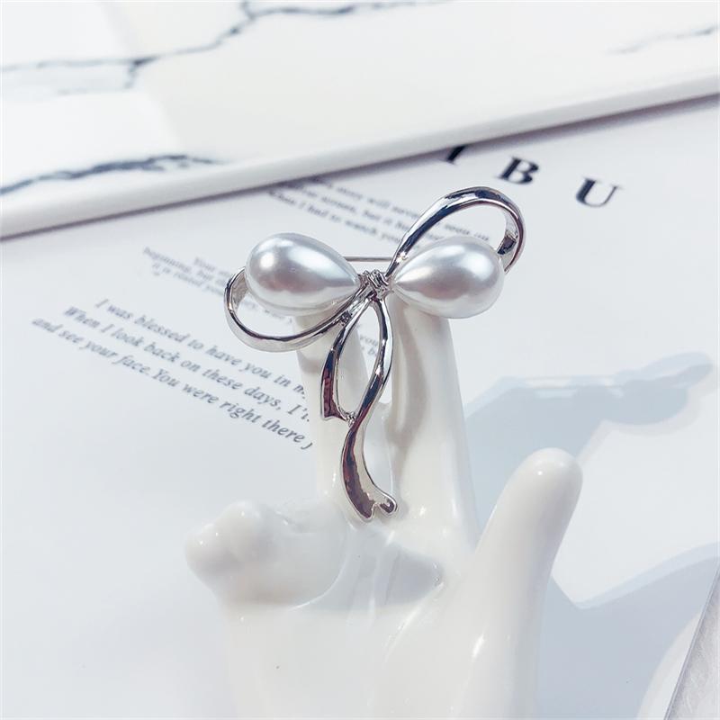 

Golden Silvery Hollow Bowknot Imitation Pearl Broches Pin New Trendy Brooch Fashion Jewelry Girl Accessories For Women срібний