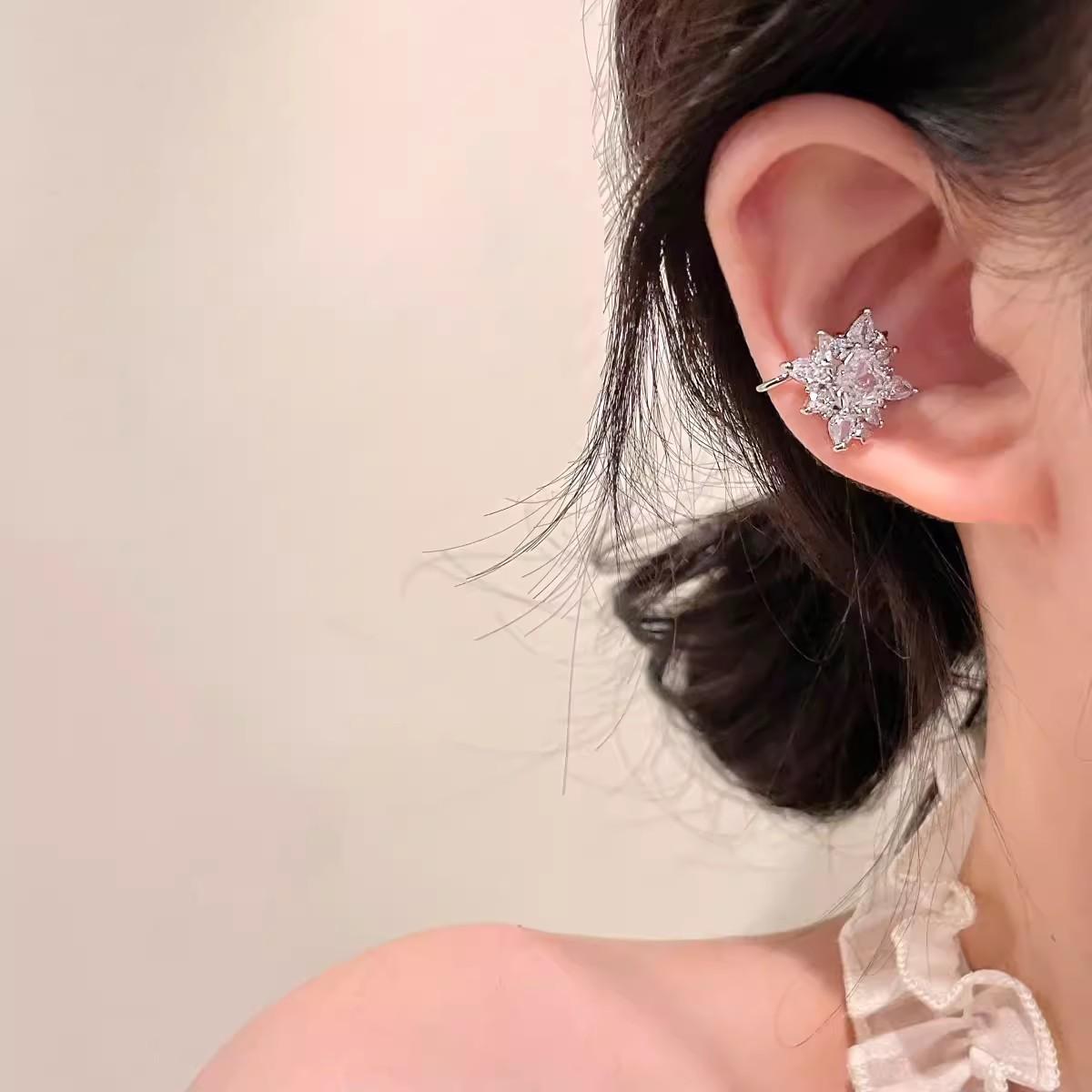 Искрящиеся Звездные Серьги-Клипсы с Алмазами Женские Серьги Легкой Роскоши Без Прокола Ушей Простые и Уникальные Серьги-Клипсы Spice Girl