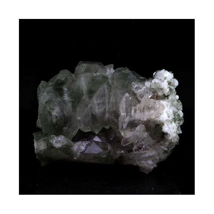 Pierres et Minéraux. Quartz à âme (faden quartz) + Chlorite. 188.40 ct. Orelle, Savoie, France.