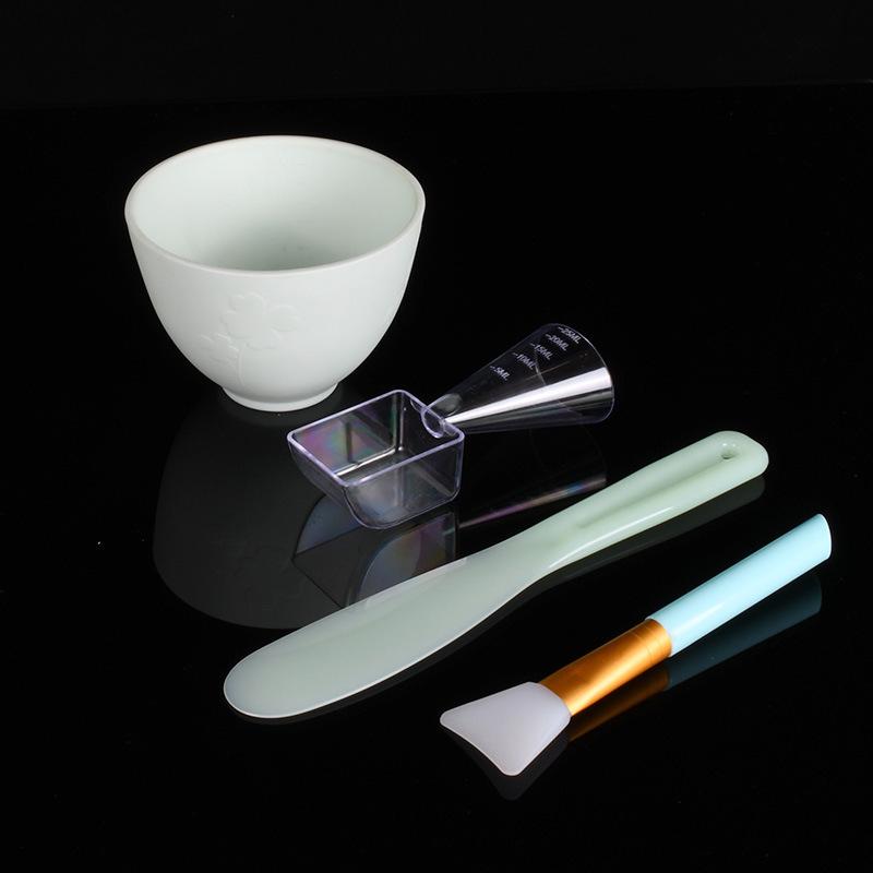 

Набор из четырех мисок для смешивания «Клевер»: Силиконовая миска-маска и набор инструментов для салона красоты.