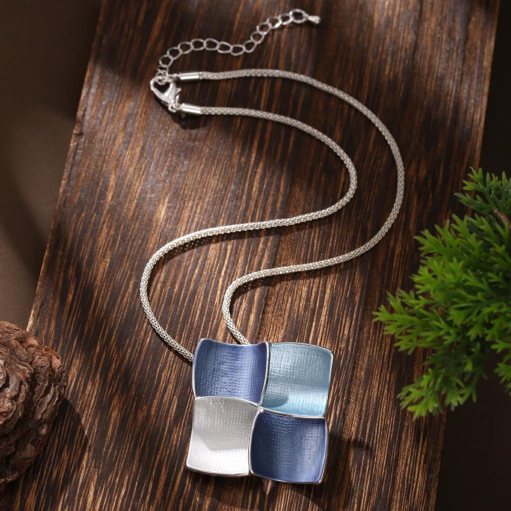 Nouveau pendentif carré géométrique en émail, collier carré polyvalent haut de gamme pour femmes.