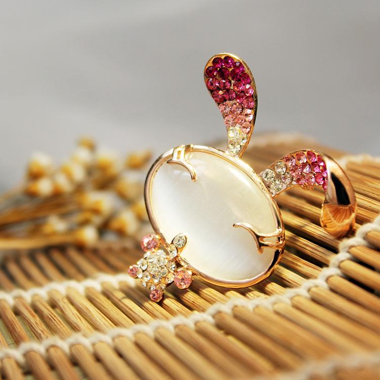 Country Pink Rabbit Brooch Femininity Versatile Diamond-Encrusted Animal Brooch Niche Design Pin Accessories