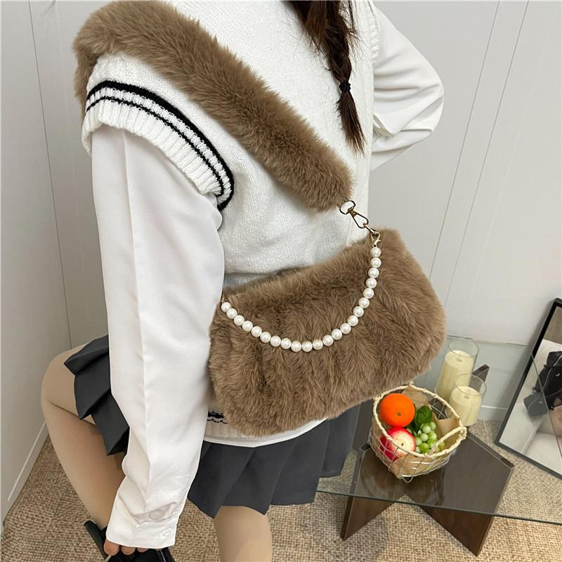 Luxury Faux Fur Underarm Bag Pearl Chain Plush Handbag Fashi Winter Shoulder Bag With Soft Fluffy Pleat Elegant Commuter Bag