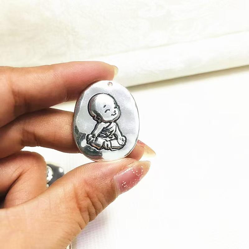 

Антикварний срібний кулон Будда з гравійованим зображенням ченця - Ретро амулет миру
