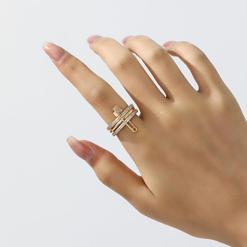 New hot-selling three-color ring, split ring, personalized micro-inlaid zircon pin ring.