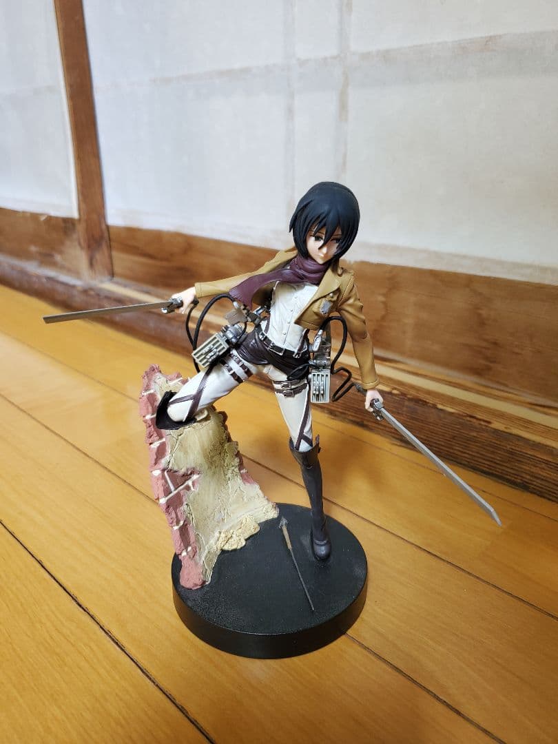 

[USED] Attack on Titan Mikasa Ackerman figure in combat pose