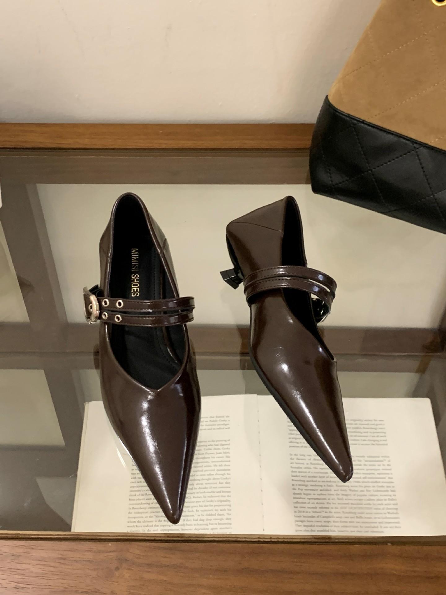 

French pointed toe with Mary Jane shoes women s autumn 2025 new cat heel casual small leather shoes light mouth single shoes 39 кофейный