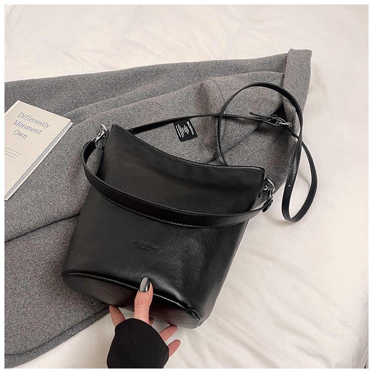 Korean Retro Niche 2025 Women's Underarm Bucket Bag – Simple, Trendy Shoulder Bag for Commuting