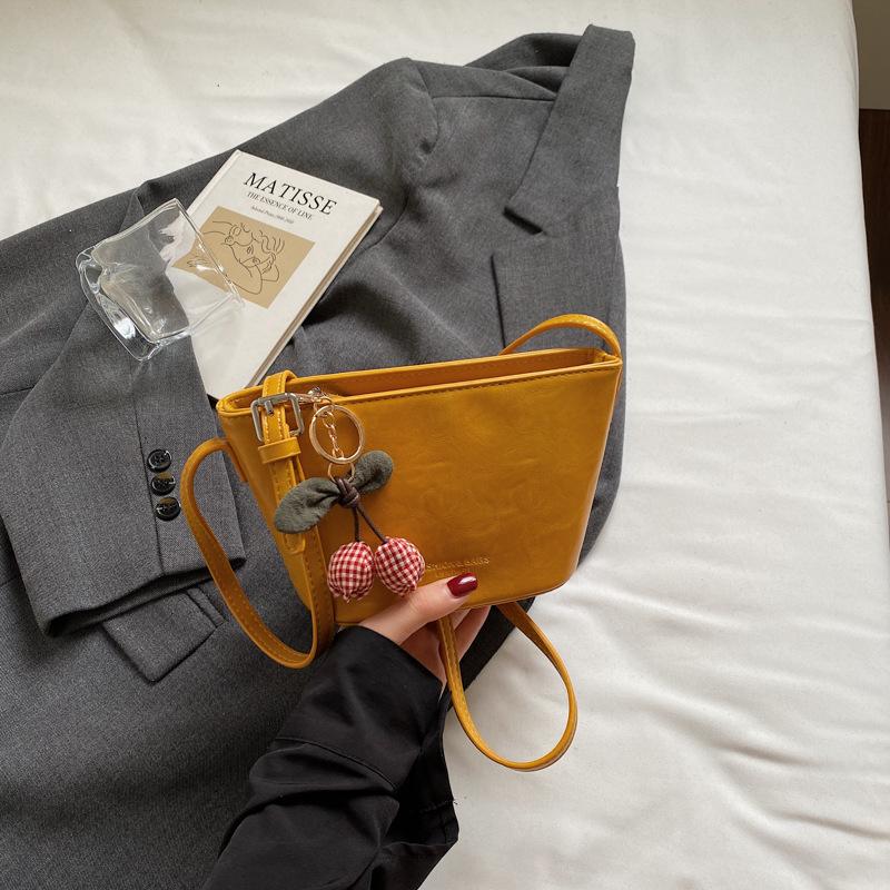 

Эта мини-сумка с высоким уровнем повседневного внешнего вида представляет собой простую и модную одноплечевую сумку-кроссбоди в виде маленького квадрата для лета. жёлтый