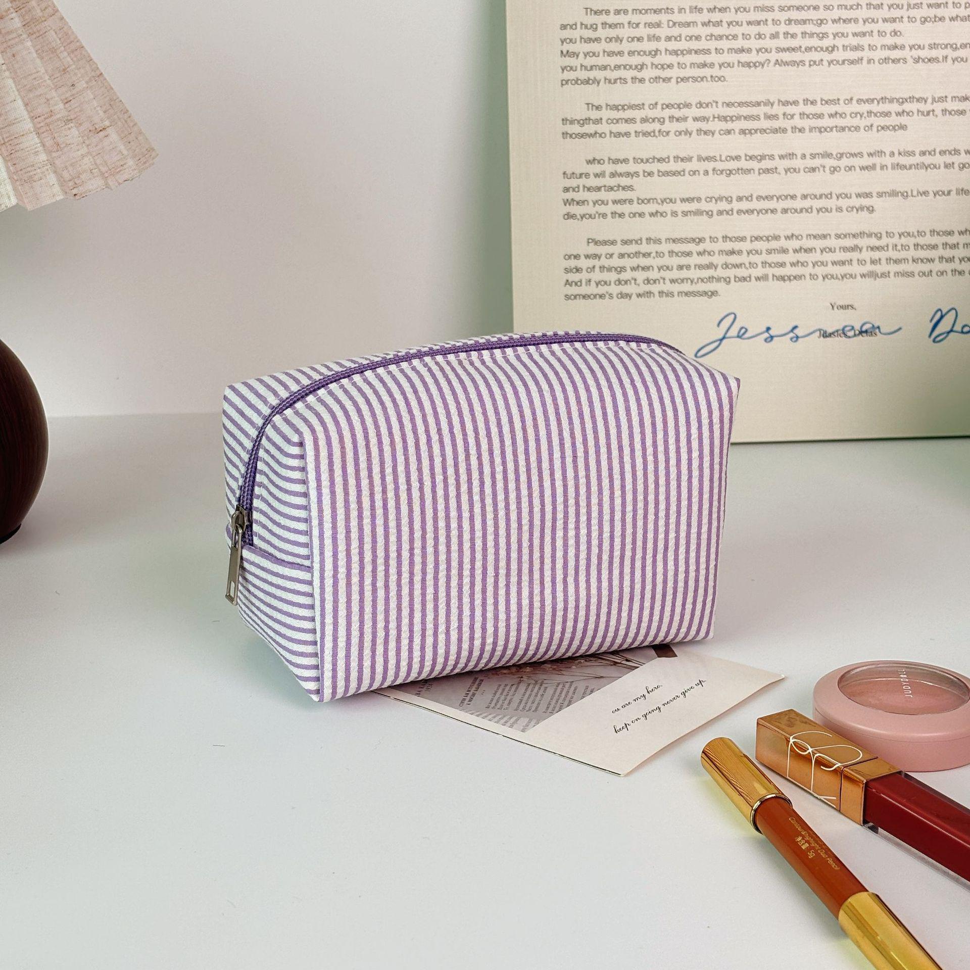 

Large Capacity Striped Gauze Makeup Bag - High-End, Three-Dimensional, Non-Collapsible, Convenient Travel Toiletry Storage.