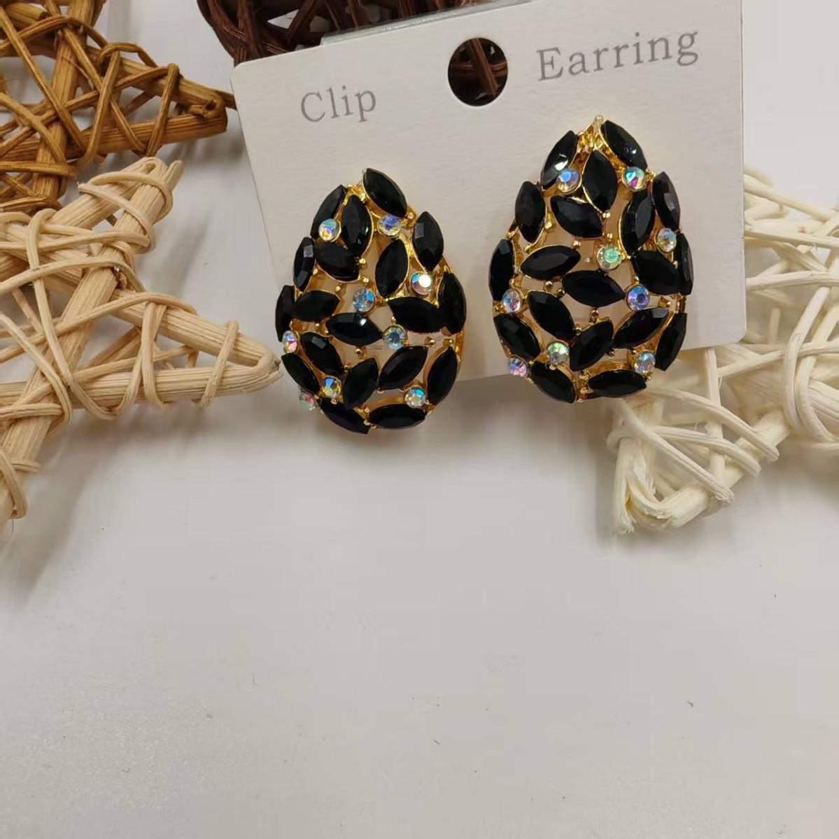 

Elegant Retro Hollow Design Ear Clips - Luxury Women s High-End Earrings чорний