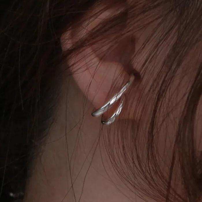HUG EARRING
