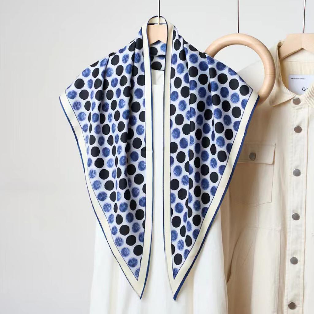 Retro old money wind cashew flower triangle scarf women's fashion high sense versatile decoration outer silk scarf scarf fart curtain tide