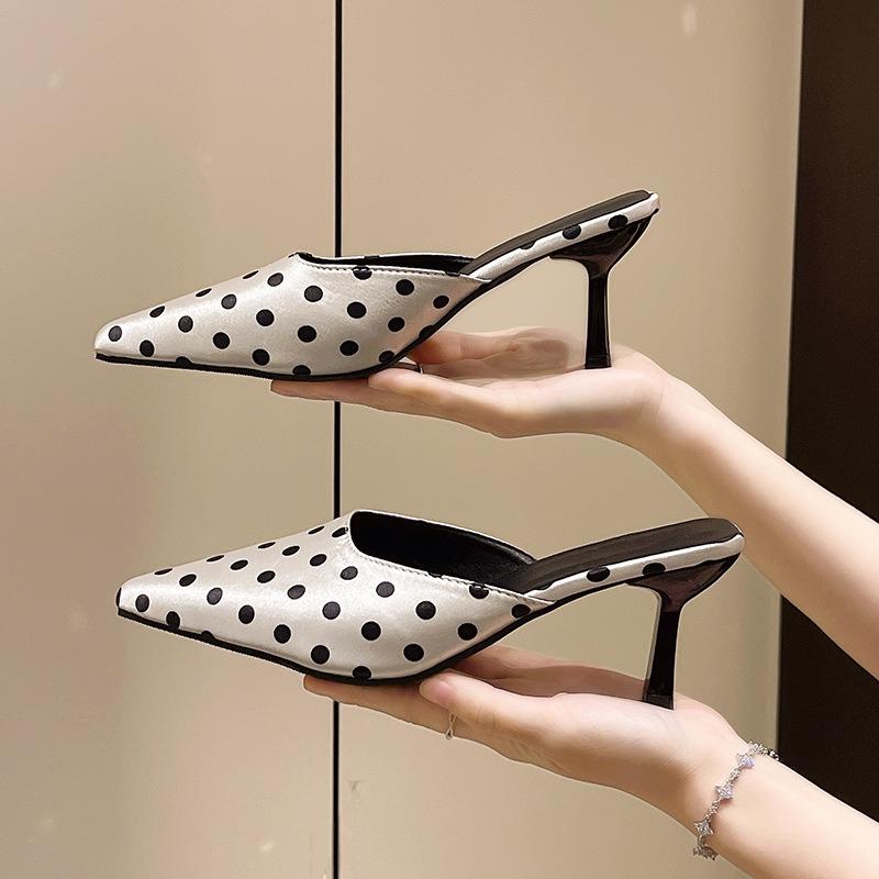 Damen Polka-Dot Spitz zulaufende Geschlossene Satin Slip-On High-Heel Schuhe, Weinrot Stiletto-Stil.