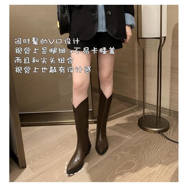 

Черные кожаные королевские сапоги, но до колена, белые толстые каблуки, высокие трубчатые остроносые ретро-сапоги средней длины трубчатые рыцарские сапоги 40