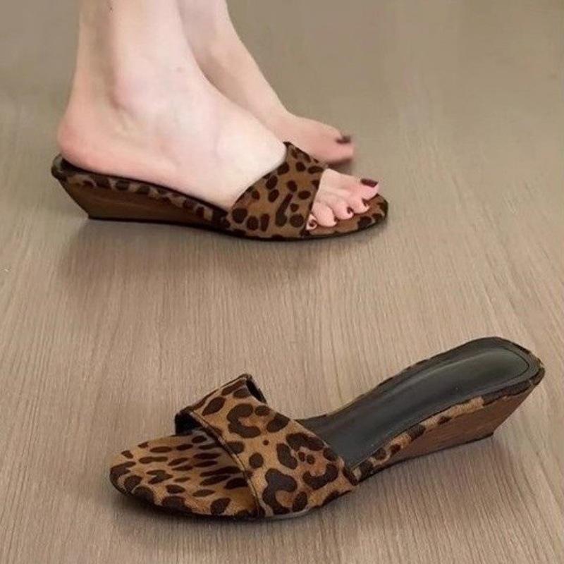 Retro Simple Outer Wear Open-toed Sandals 2025 Summer New Outer Wear Casual Vacation Beach Wedge Heel One-word Slippers
