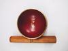 Červená mísa a dřevěná úderná hůl