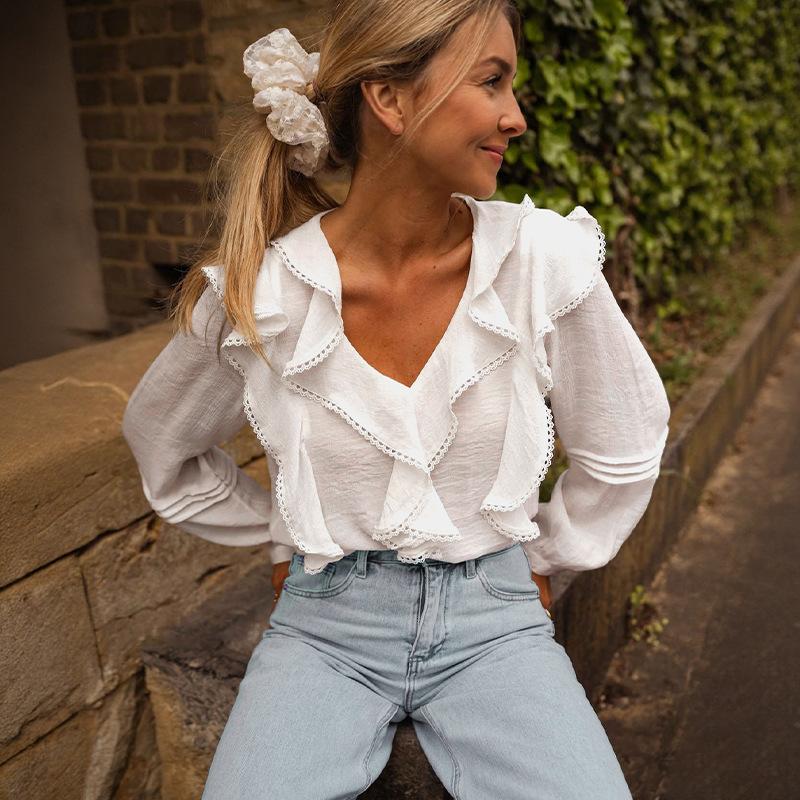 

Новая белая рубашка с длинным рукавом, кружевной вставкой, рюшами и V-образным вырезом для женщин, Осень-Зима 2026 S белый