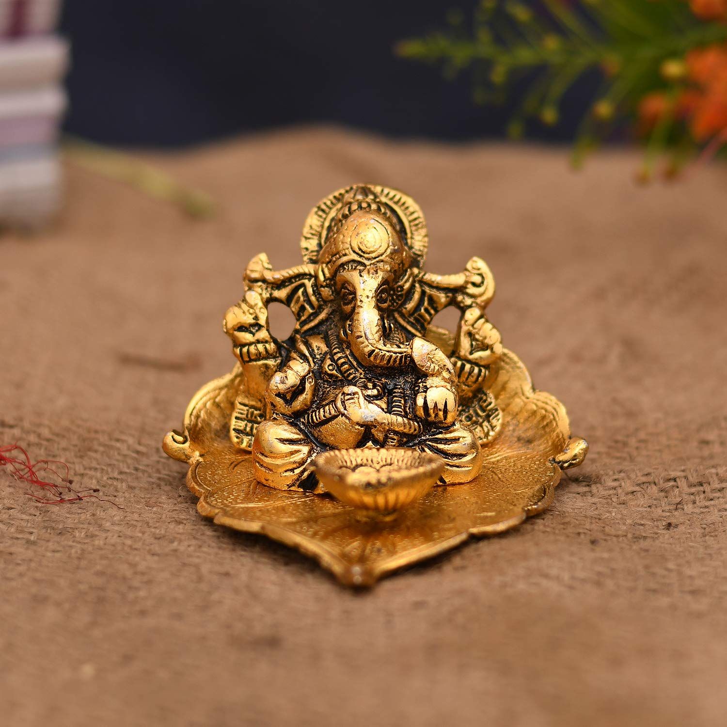 

Return Gift Ganesh Idol on Leaf - Lord Ganesha with Diya - Metal Diya for Diwali Decoration Items Home Decorative Gift Puja Gifts Corporate, Diwali PACK OF 01 золотистый