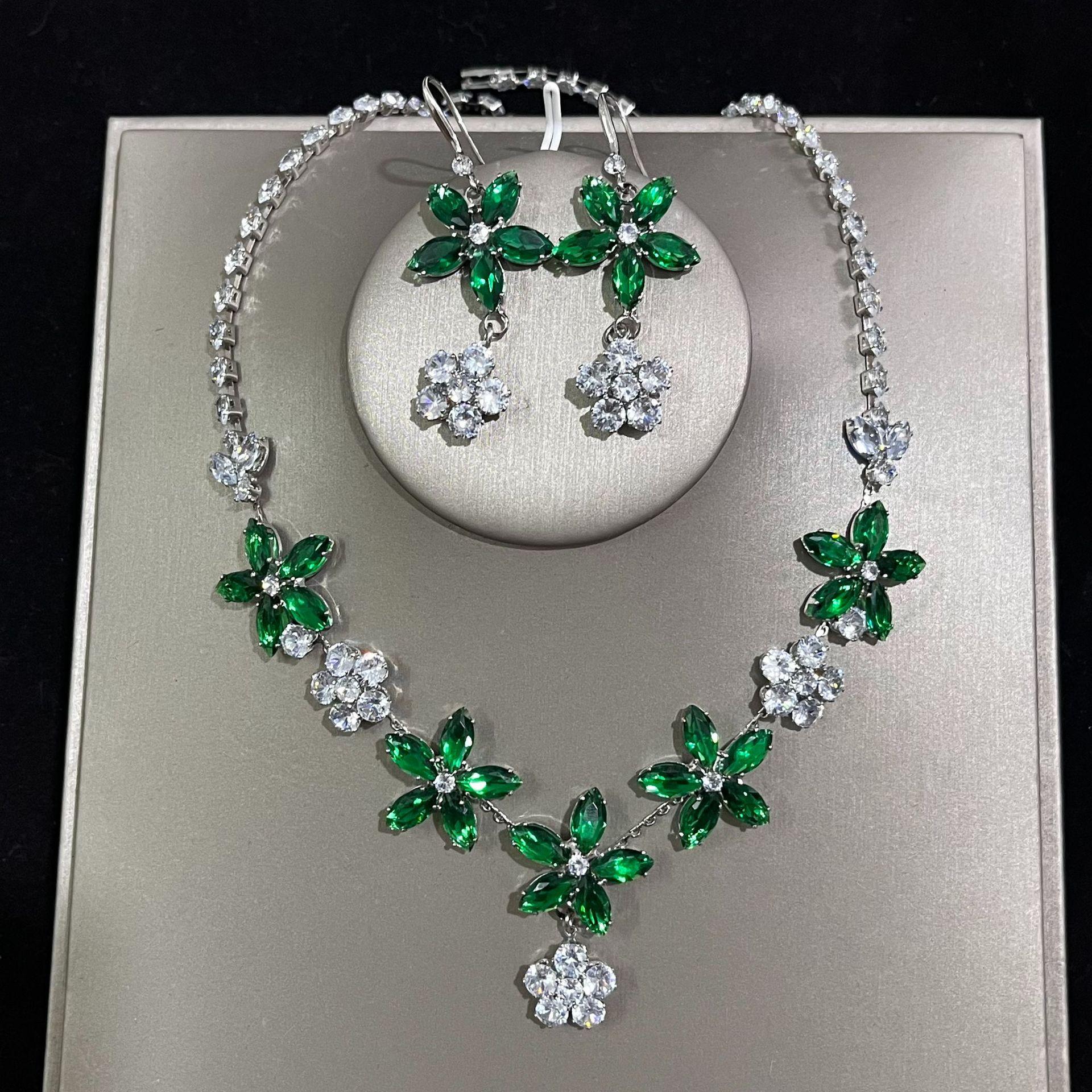 Fashion High-End Zircon Luxury Necklace, Earring Set, Plum Blossom Necklace. зелёный