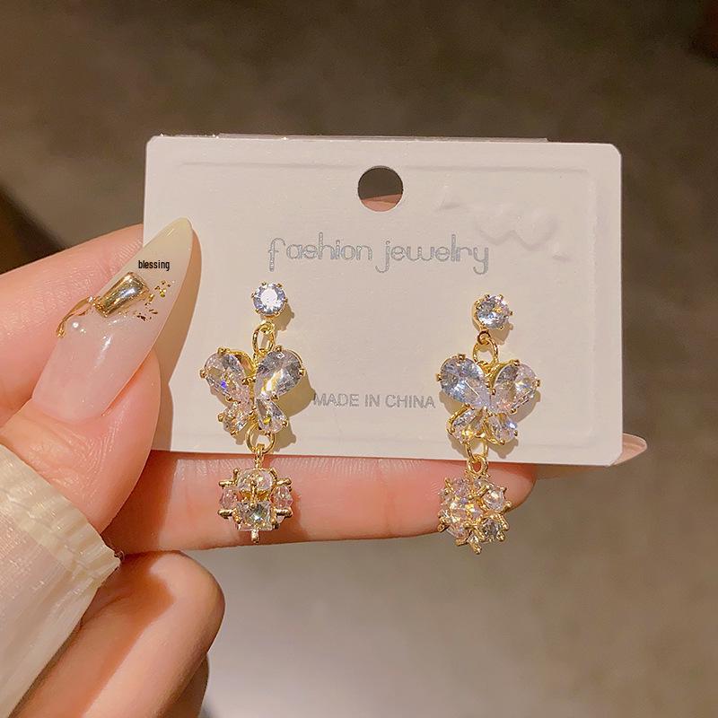 Orecchini a Bottone in Argento 925 con Zircone e Perla a Fiocco - Design Coreano Retro di Alta Gamma